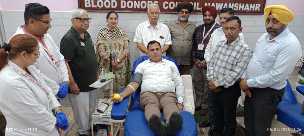 PCS Officer Mr Ramanjit Donated Blood After Taking Over Duty  He Said That He Is Donating Blood On New Responsibility